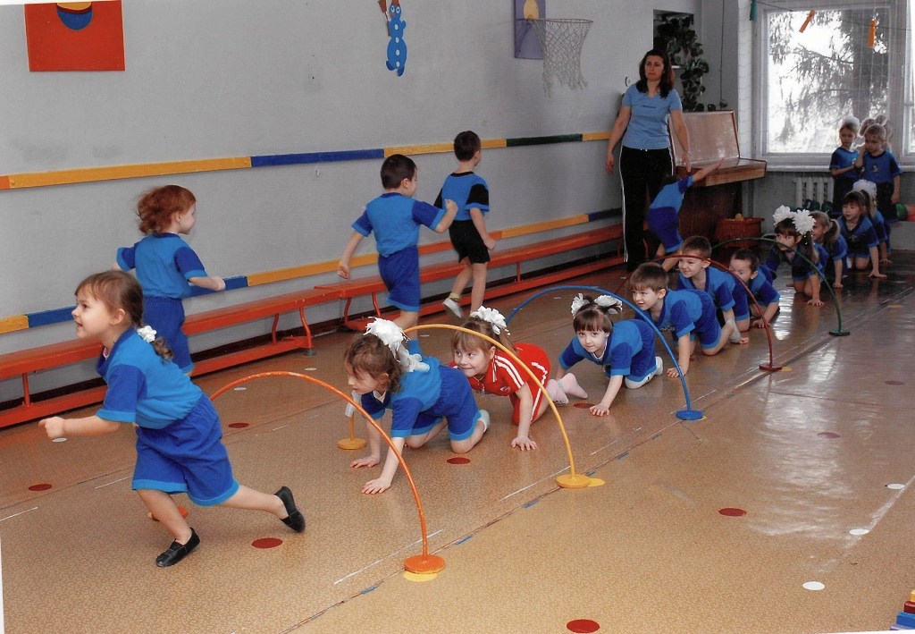 Физкультурные игры в группе. Физическая культура дошкольников. Спортивные занятия в детском саду. Дети на физкультурном занятии. Физкультура для дошкольников.