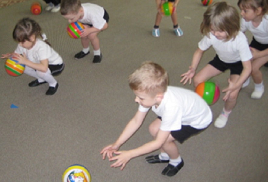 Установить игру в мяч. Игровые упражнения с мячом. Подвижные игры для детей. Дети в подвижных играх. Подвижными играми для детей.